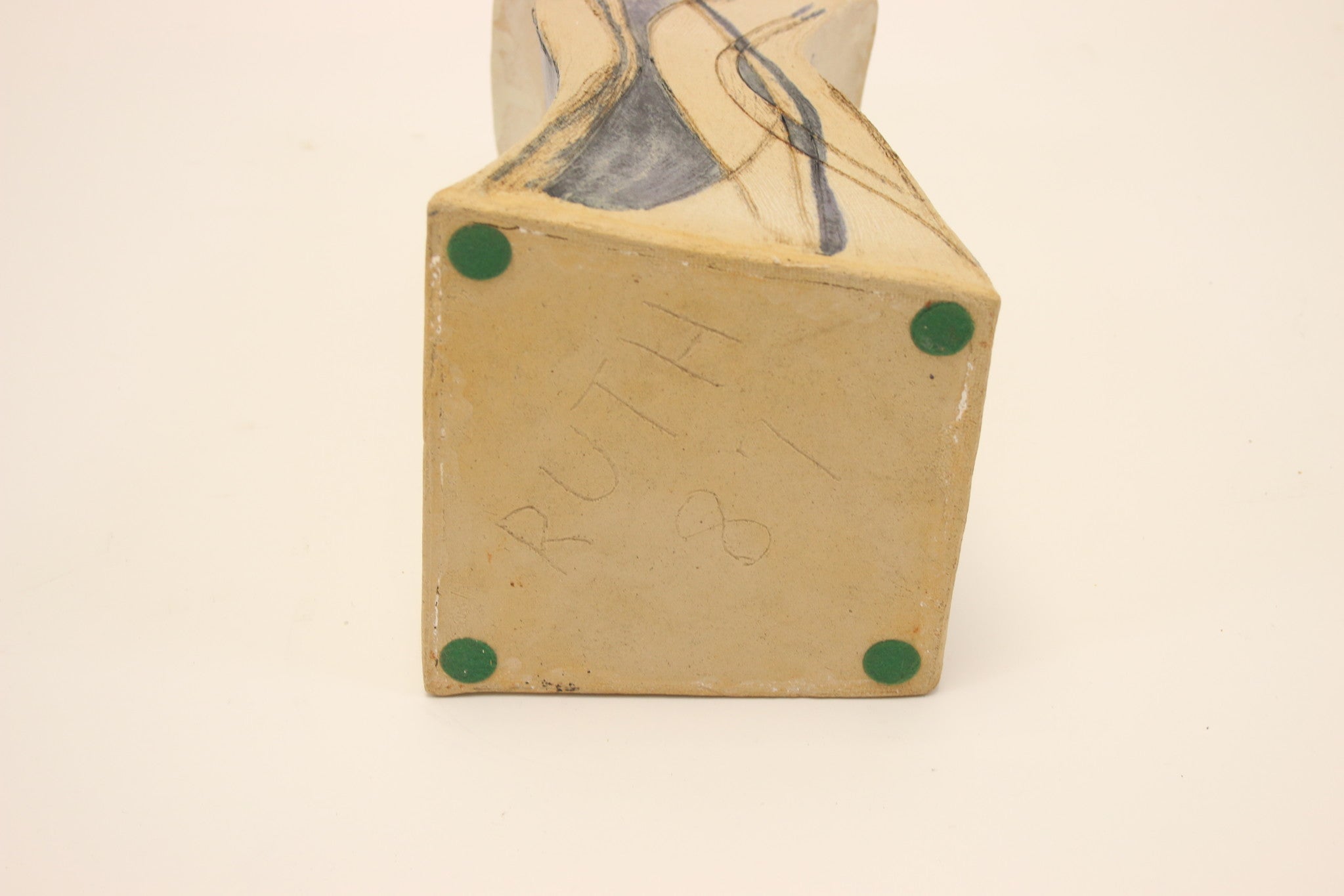 Studio Aardewerk Model Vaas uit Denemarken gemerkt RUTH 87 onderkant