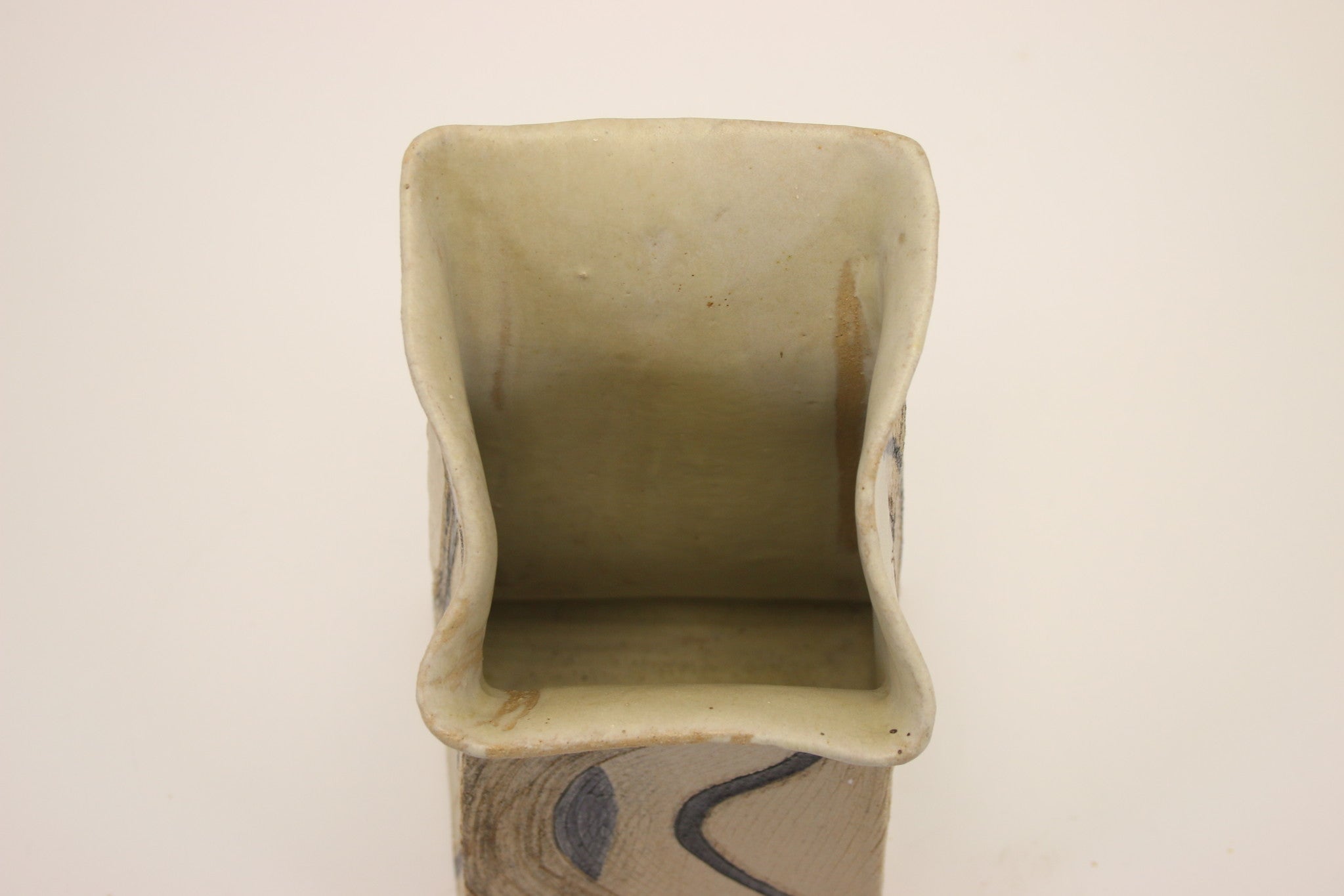 Studio Aardewerk Model Vaas uit Denemarken gemerkt RUTH 87 bovenkant