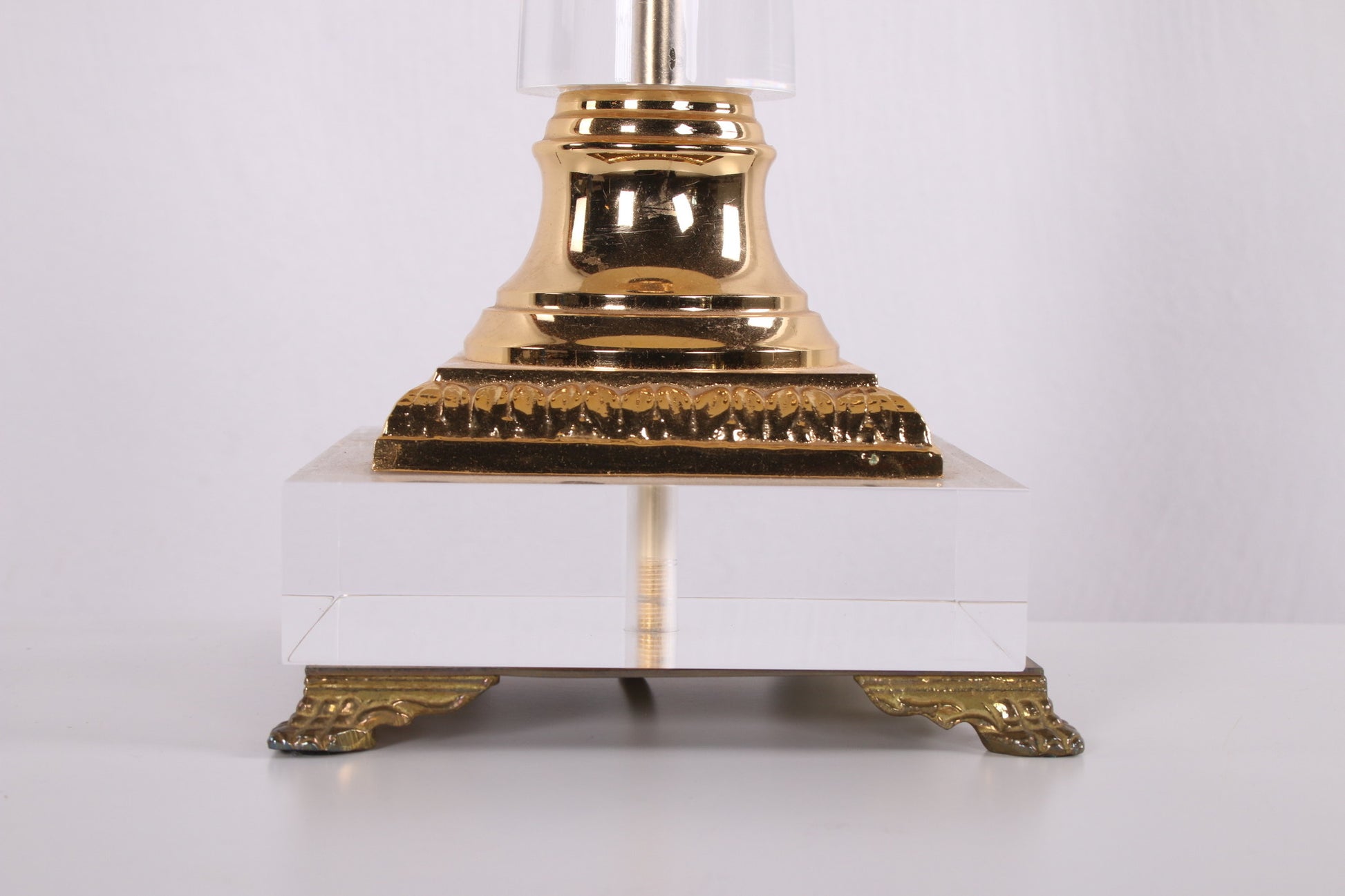 Plexiglas Tafellamp met gouden elementen Hollywood Regency Style detail voetstuk
