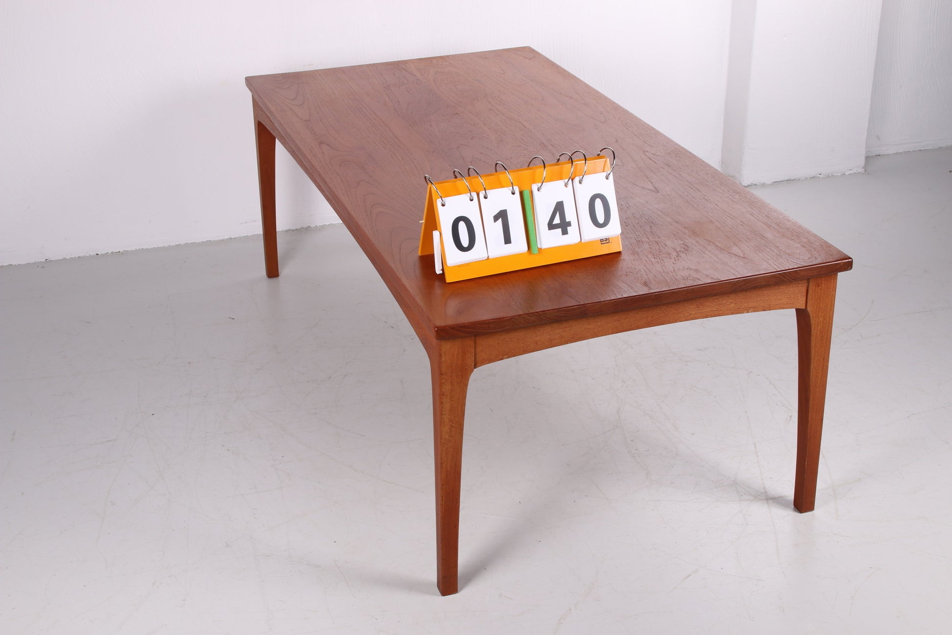 Deense design salontafel in teakhout van Niels Bach zijkant schuin