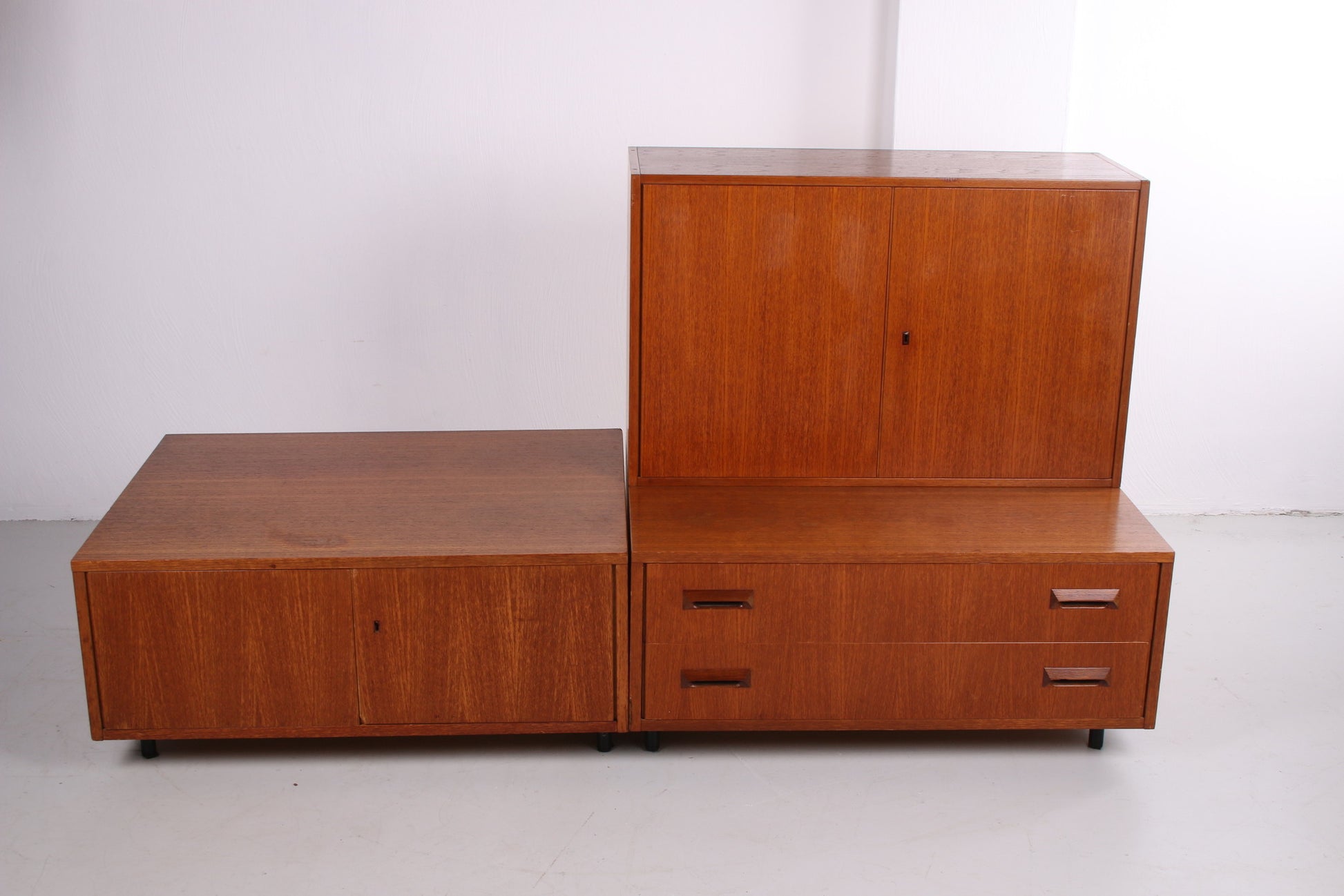 Vintage Tv Meubel met twee lades en drie losse kasten met metalen pootjes jaren60 voorkant