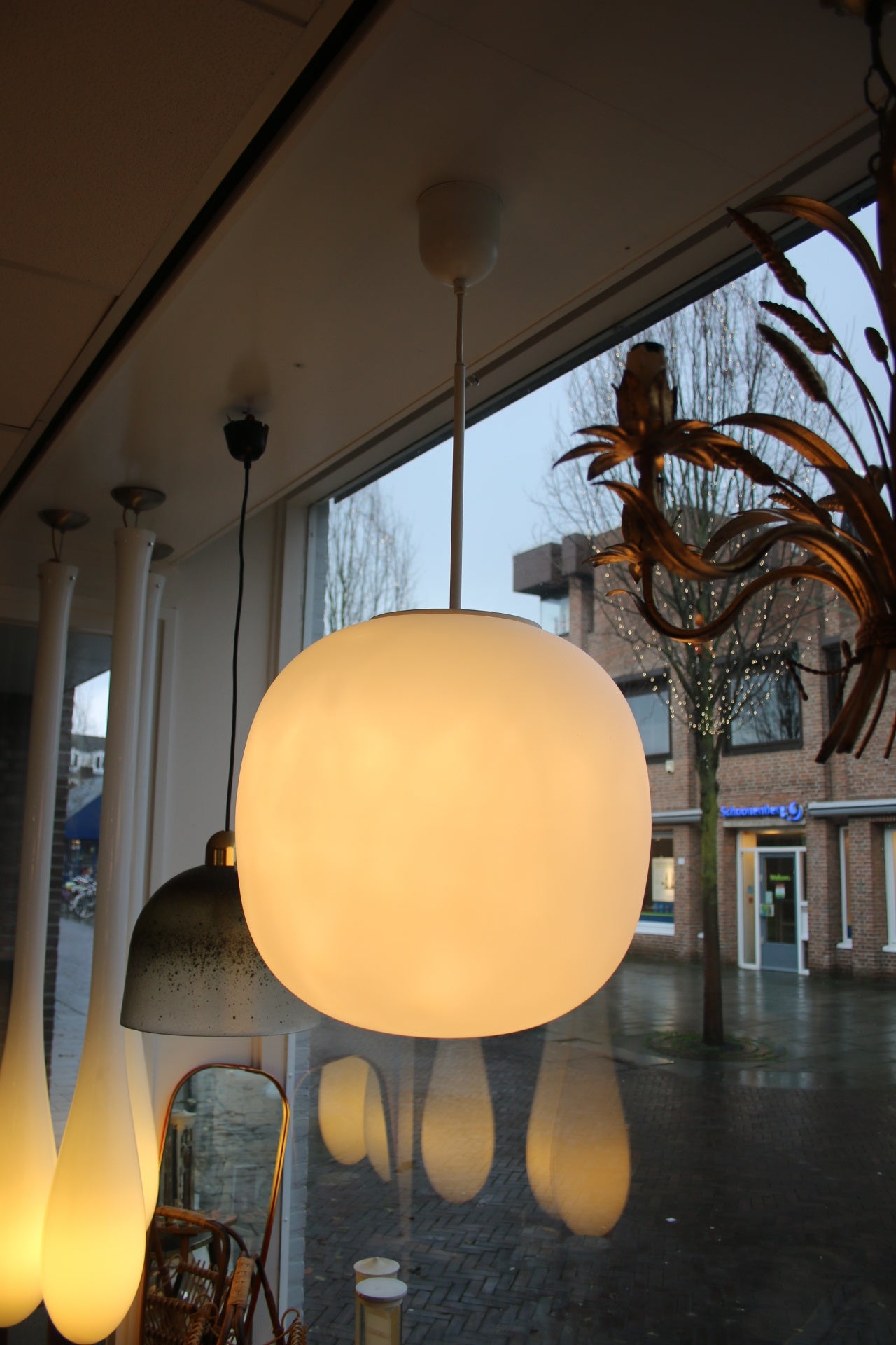 Zeer Grote Witte Glazen Bol lamp Glashutte Limburg 1960 zijkant licht aan