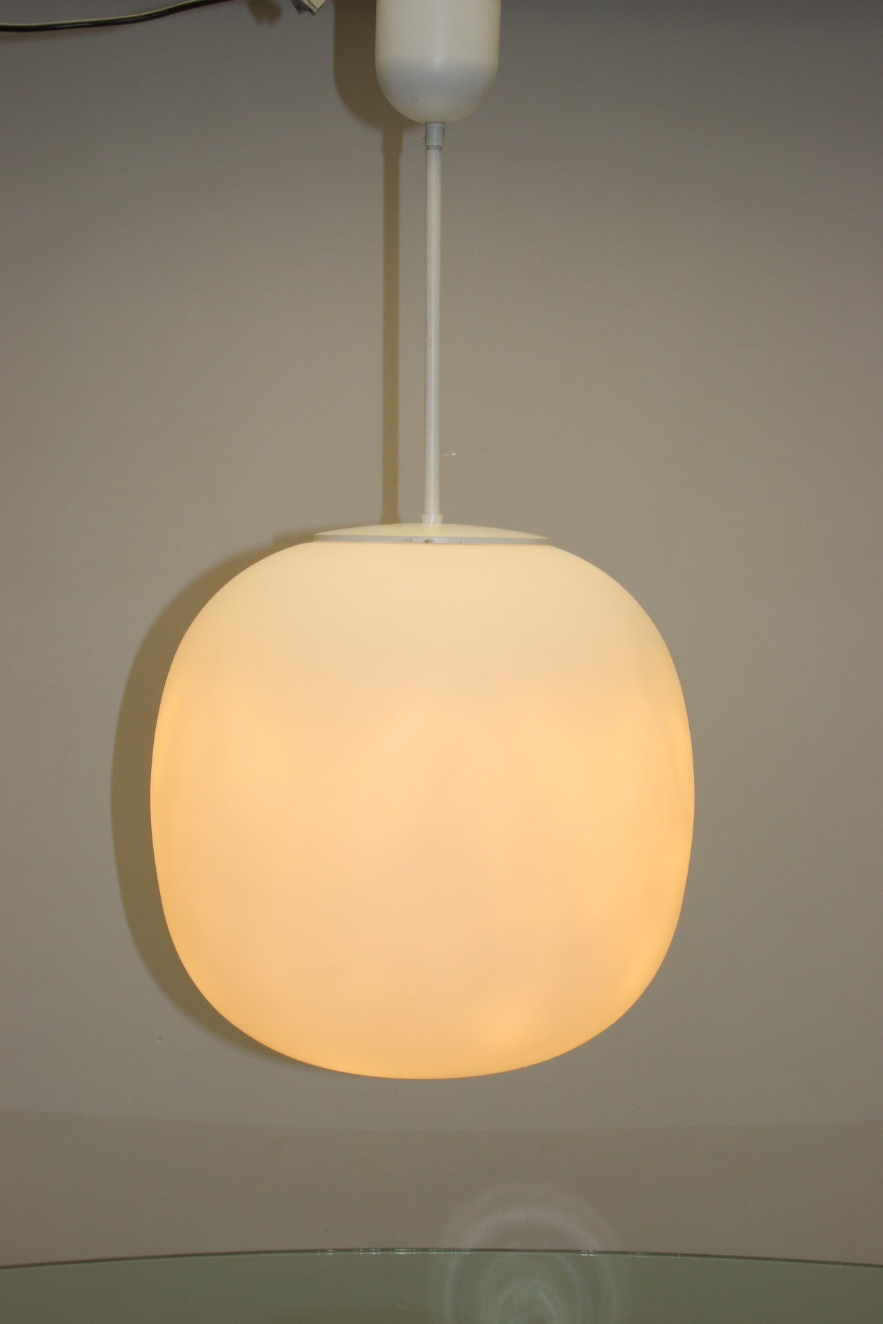 Zeer Grote Witte Glazen Bol lamp Glashutte Limburg 1960 voorkant licht aan