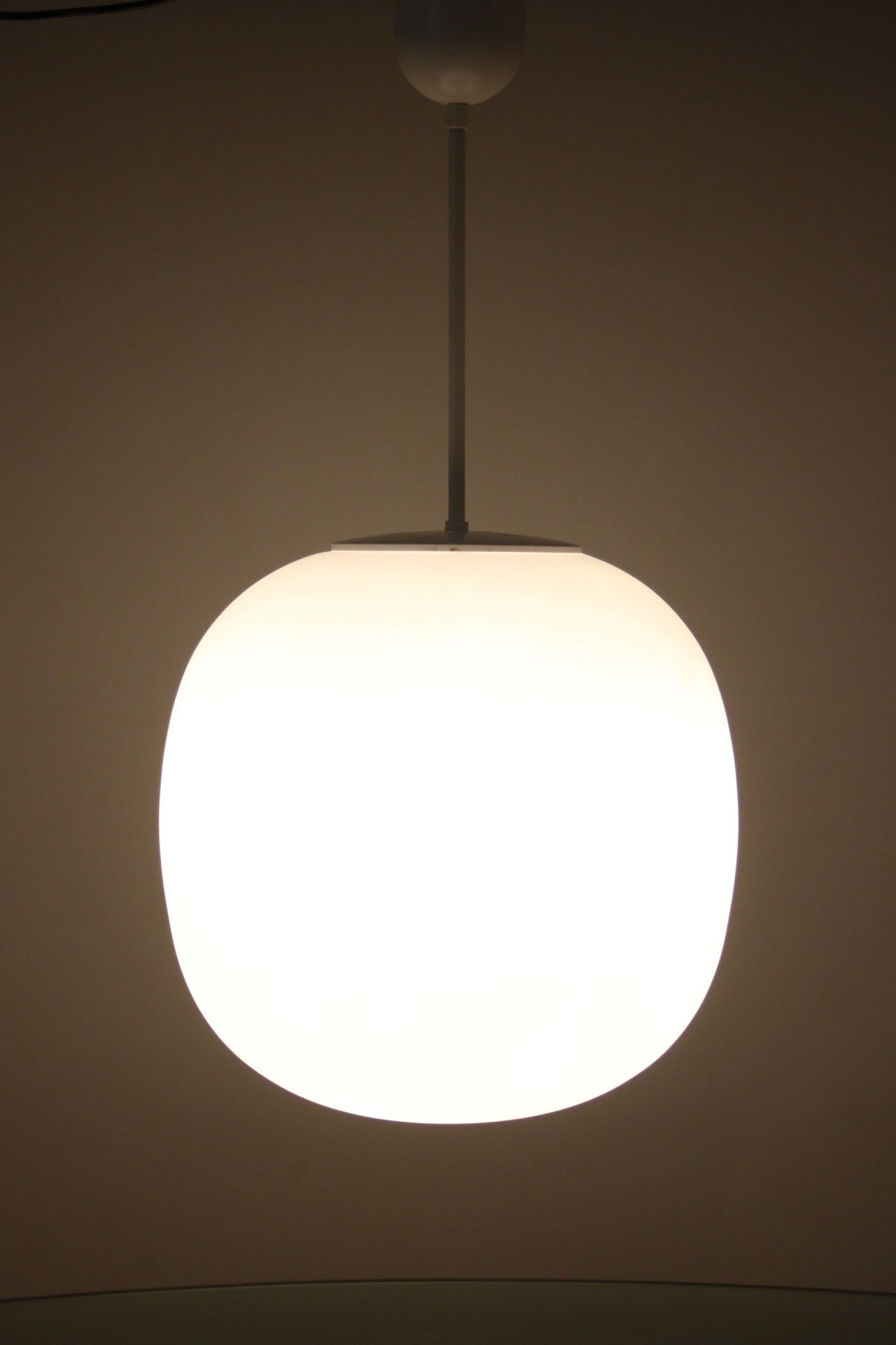 Zeer Grote Witte Glazen Bol lamp Glashutte Limburg 1960 voorkant licht aan