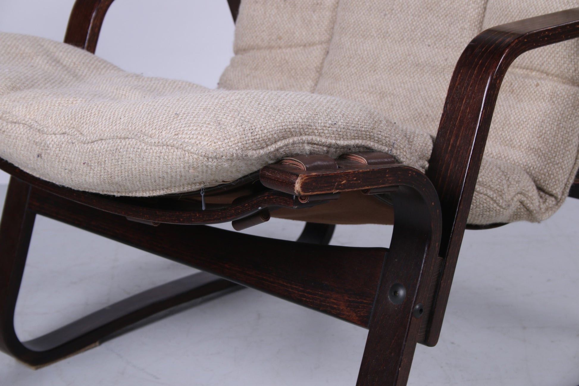 Vintage Duitse fauteuil jute bekleding, jaren 60 detail houten rand zijkant