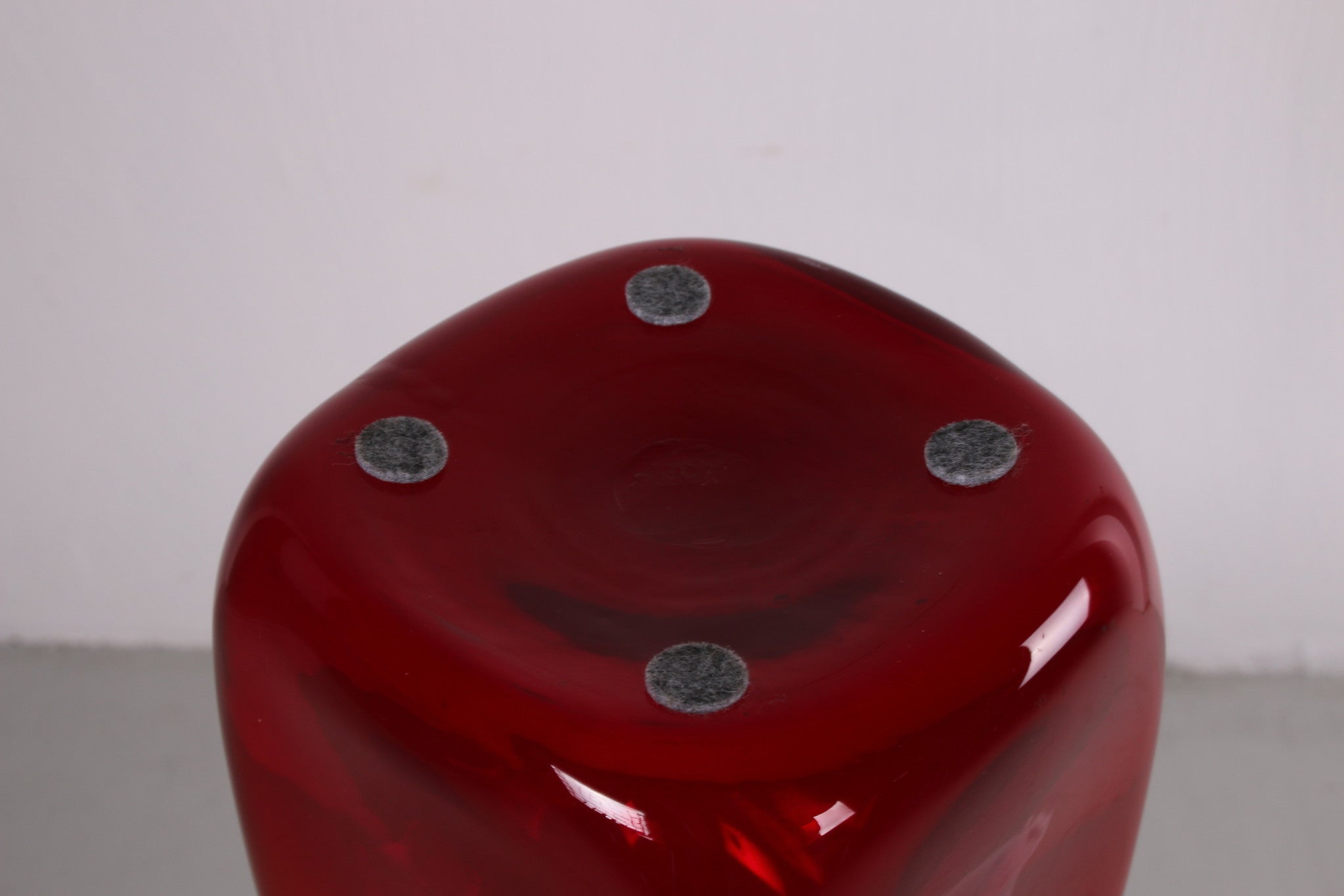 Vintage Italiaanse Empoli rode glazen fles, jaren 50 onderkant