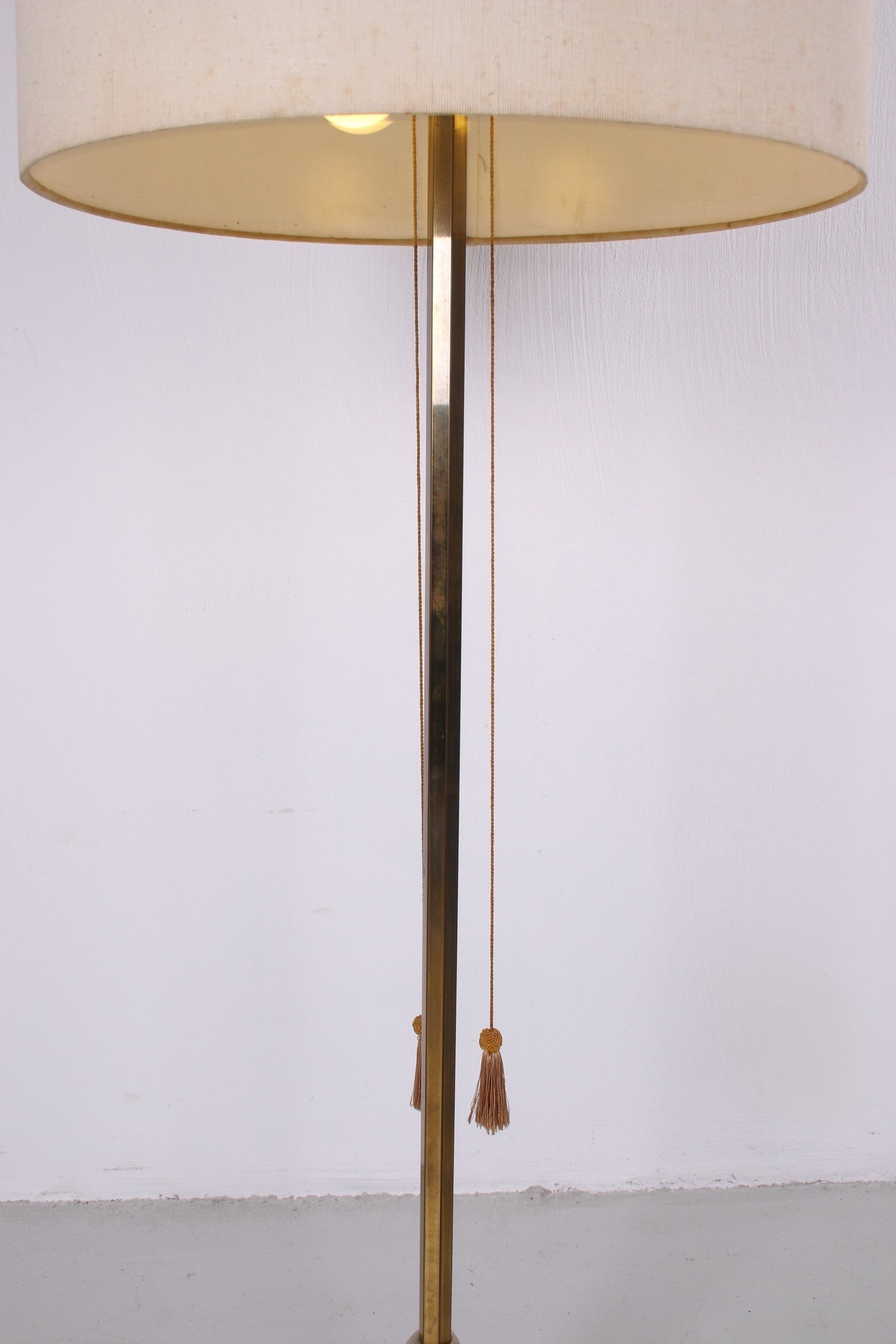 Vintage vloerlamp met gietijzeren voet en messing Duits jaren60s detail lamp