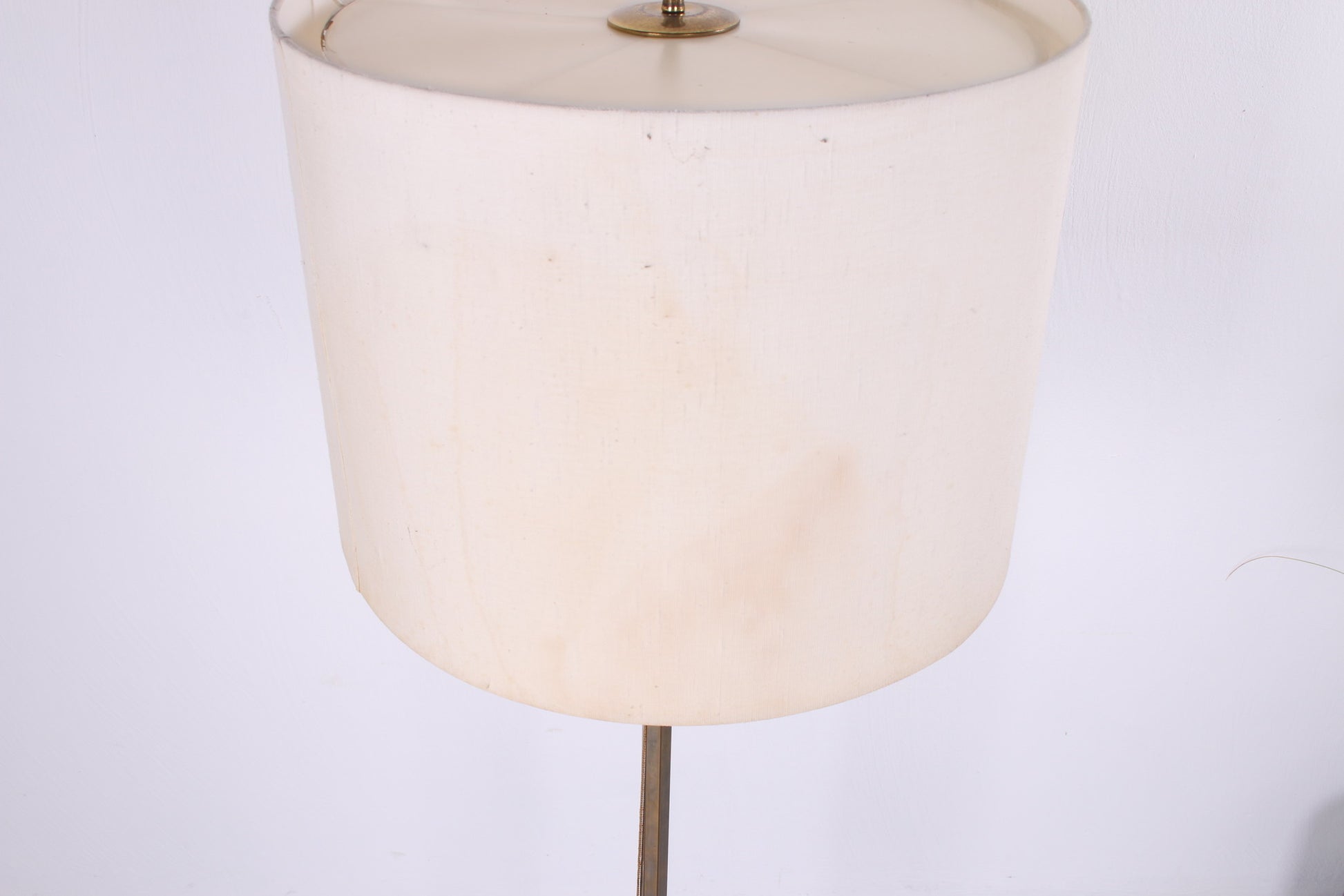 Vintage vloerlamp met gietijzeren voet en messing Duits jaren60s detail lampekap