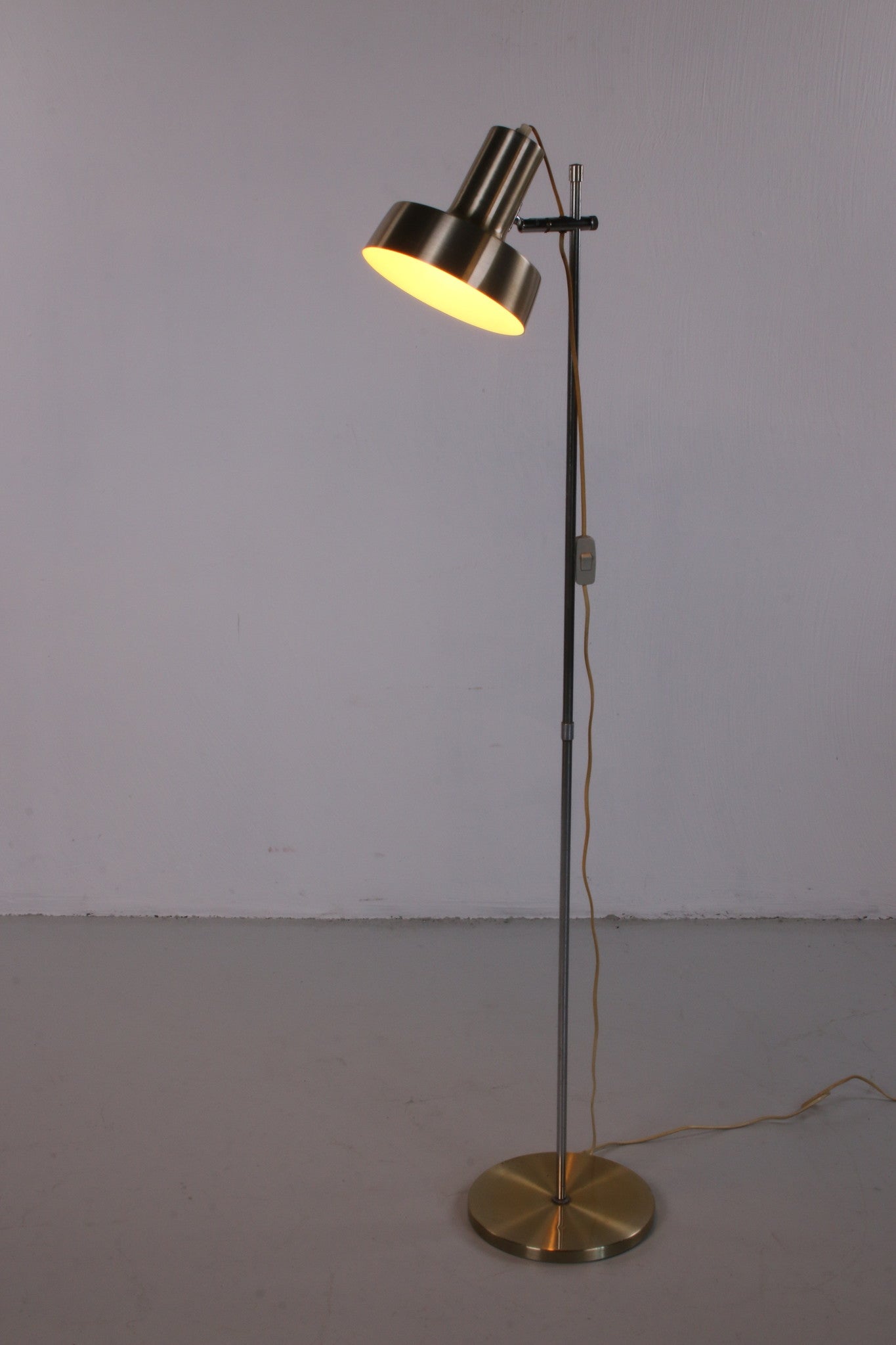 Mooie Deens Design Vintage goud gekleurde vloerlamp voorkant licht aan