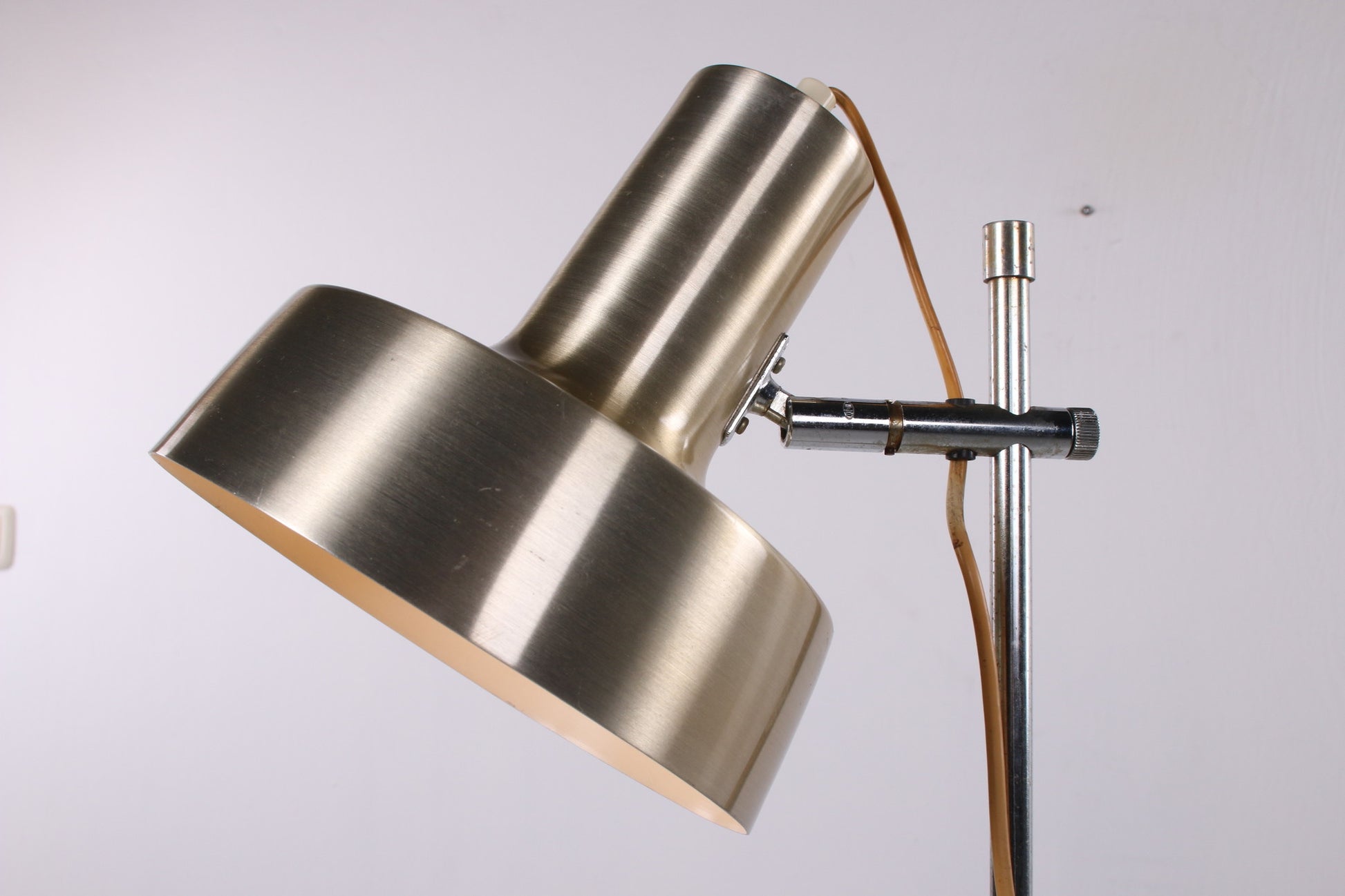 Mooie Deens Design Vintage goud gekleurde vloerlamp detail lampekap zijkant