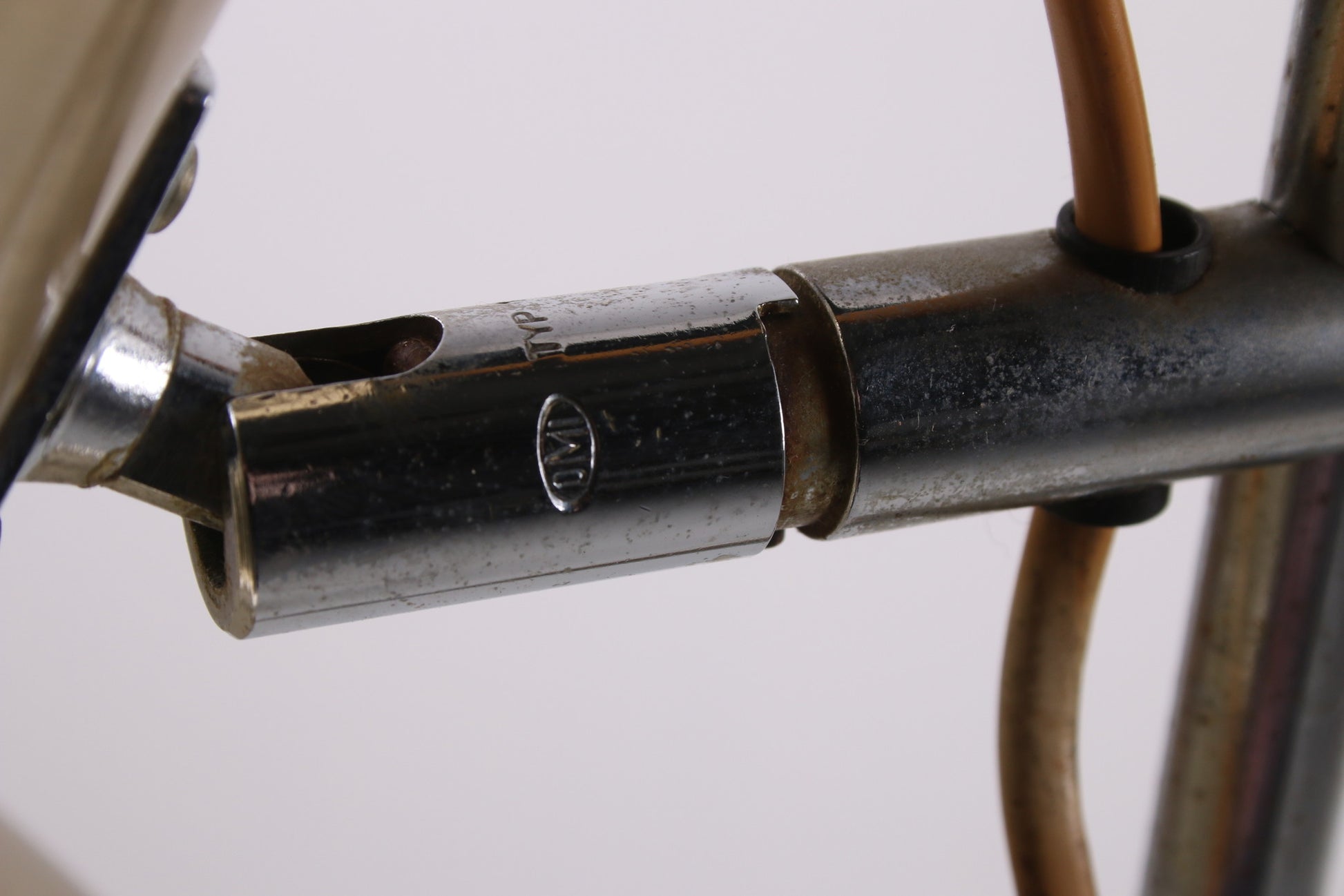 Mooie Deens Design Vintage goud gekleurde vloerlamp detail metaal