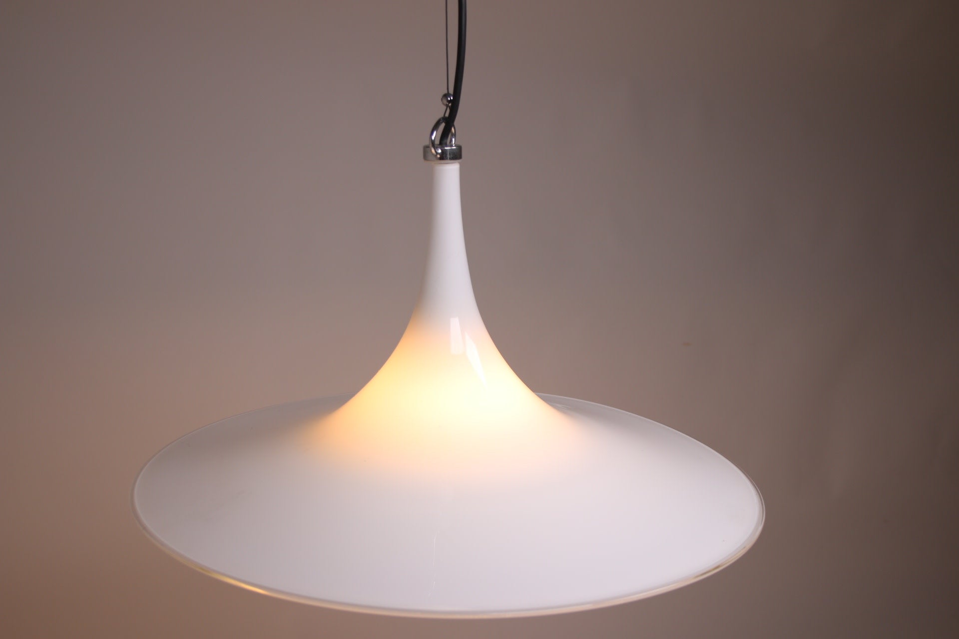 witte murano glazen hanglamp vintage retro voorkant licht aan
