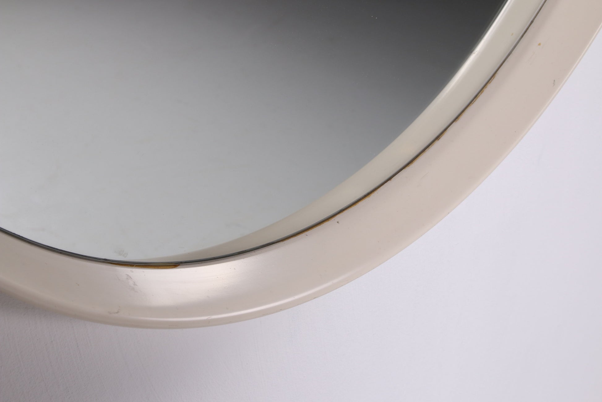 Vintage grote ronde spiegel met witte rand jaren60 detail rand