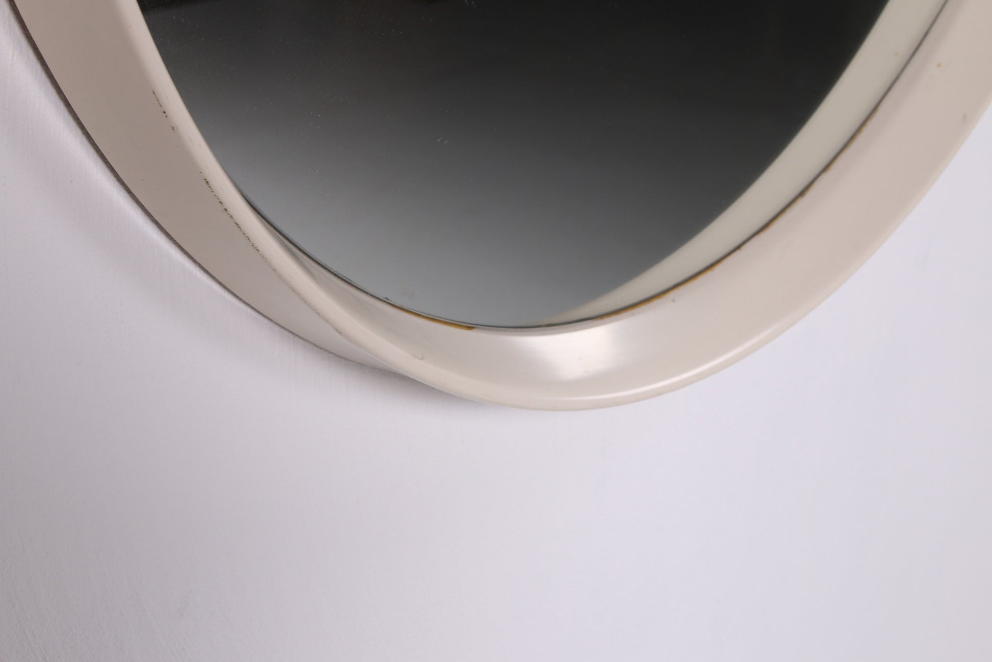 Vintage grote ronde spiegel met witte rand jaren60 detail rand