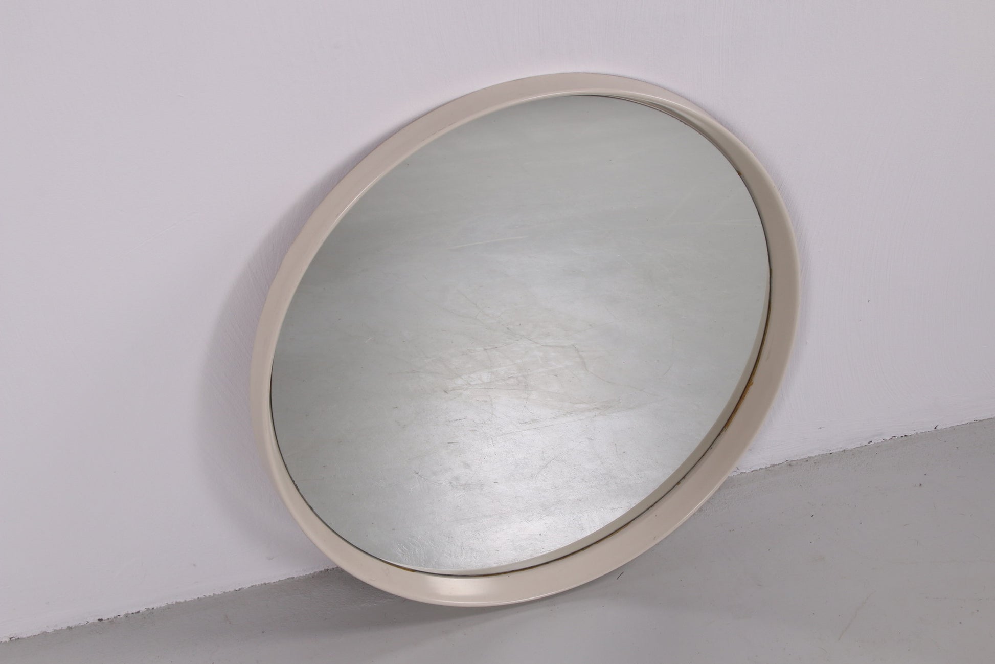 Vintage grote ronde spiegel met witte rand jaren60 bovenkant