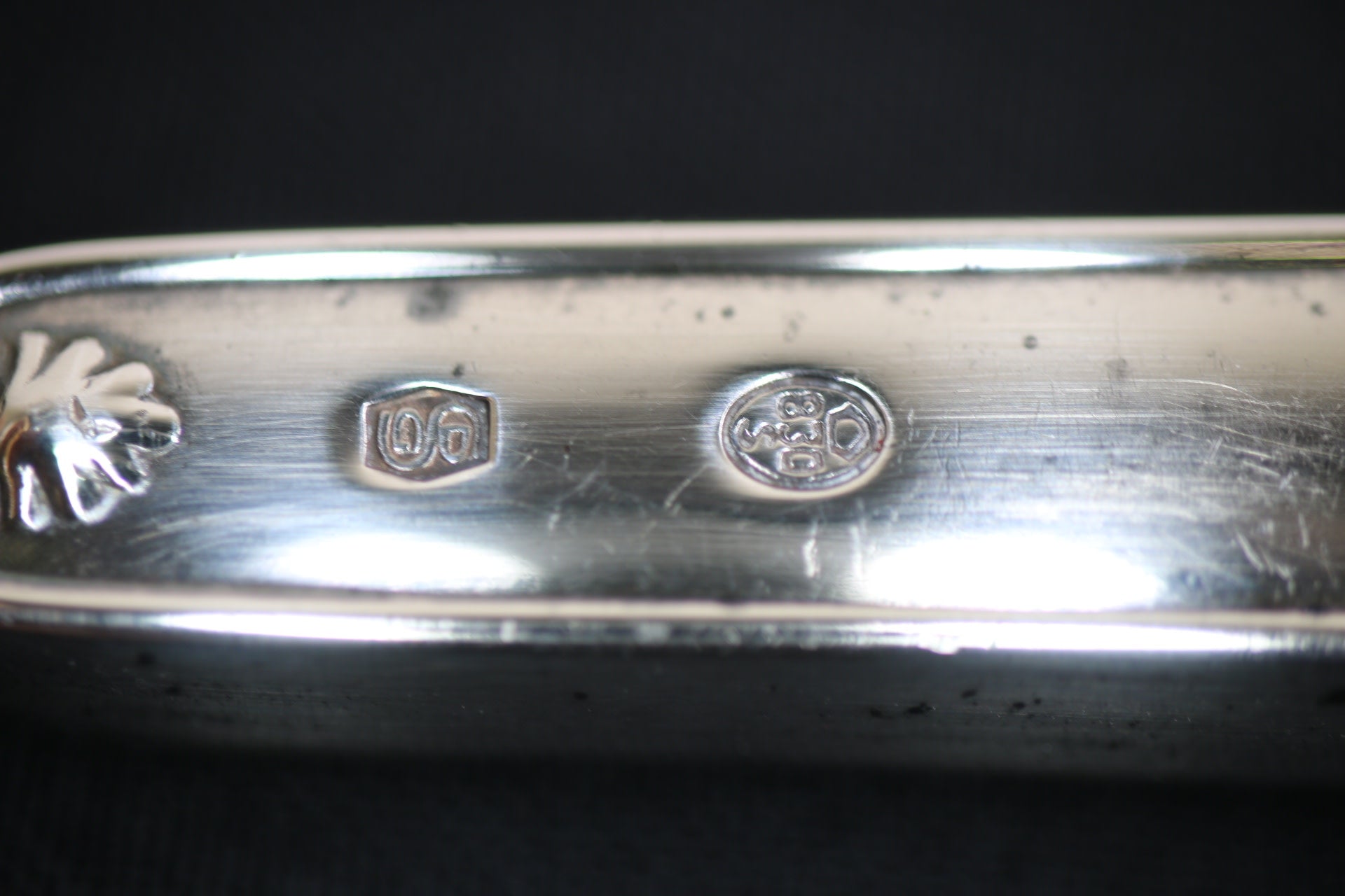 Zilveren flessen opener Scandinavisch detail gegraffeerde logos