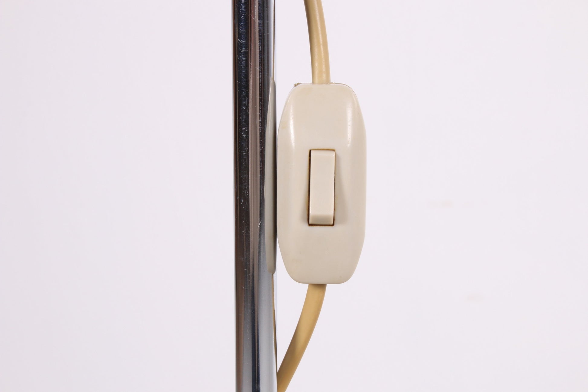 Aluminium hengellamp uit denemarken met verstelbare spot detail aan en uit knop