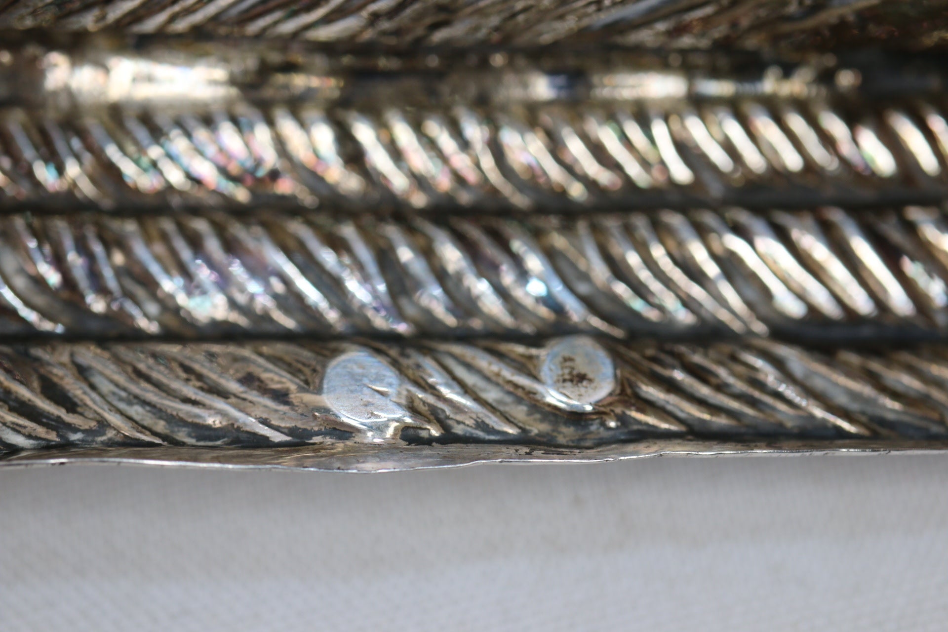 Spaanse zilveren Fazanten tafelstukken (zilvergehalte 750) detail onderkant veren