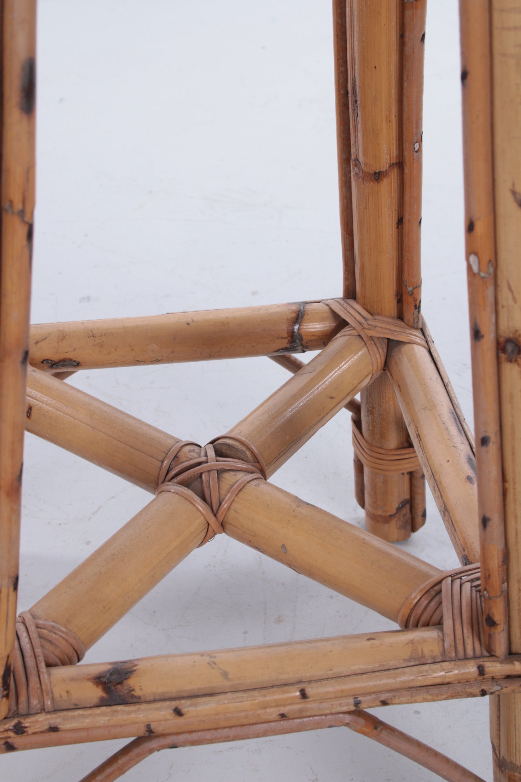 Vintage Bamboe Tiki Bar met 2 barkrukken detail bamboe binnen barstoel